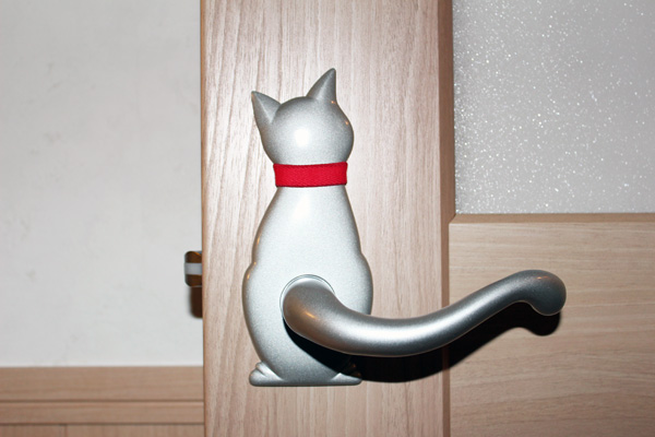 愛猫家のT様らしい、猫のしっぽを模したドアハンドル。