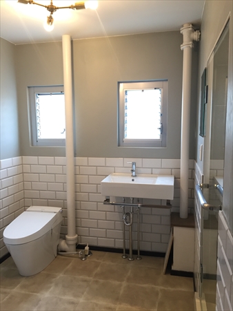 【洗面室】洗面室はトイレ・洗面・脱衣所を一体化しています。その為、間仕切壁をはずしています。そのため視覚的な広がりや通気性が良くなっています。